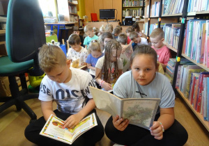Dzieci oglądają książki.